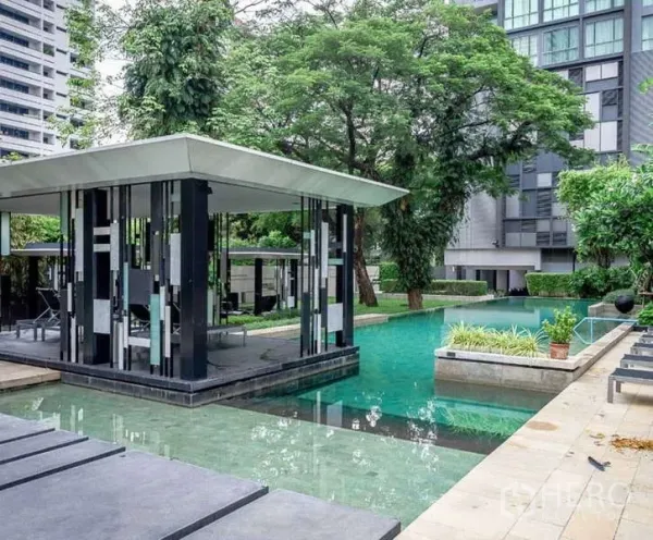 คอนโด ให้เช่าในWatthana, Bangkok - สระว่ายน้ำสไตล์รีสอร์ทพร้อมศาลาทันสมัย รายล้อมด้วยต้นไม้ภายในคอนโด