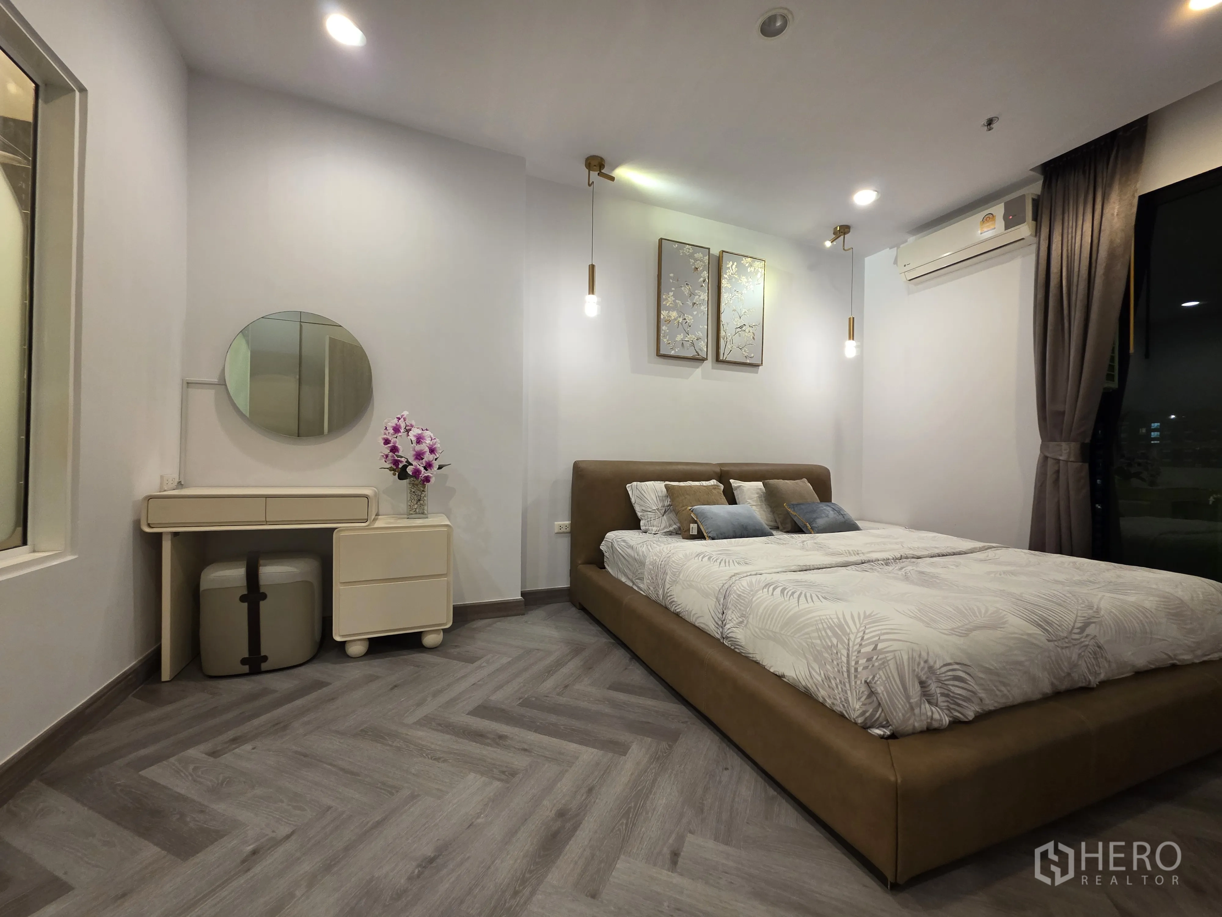公寓 for rent in Bang Kapi, Bangkok - 卧室配软包床、吊灯、梳妆台与窗帘。