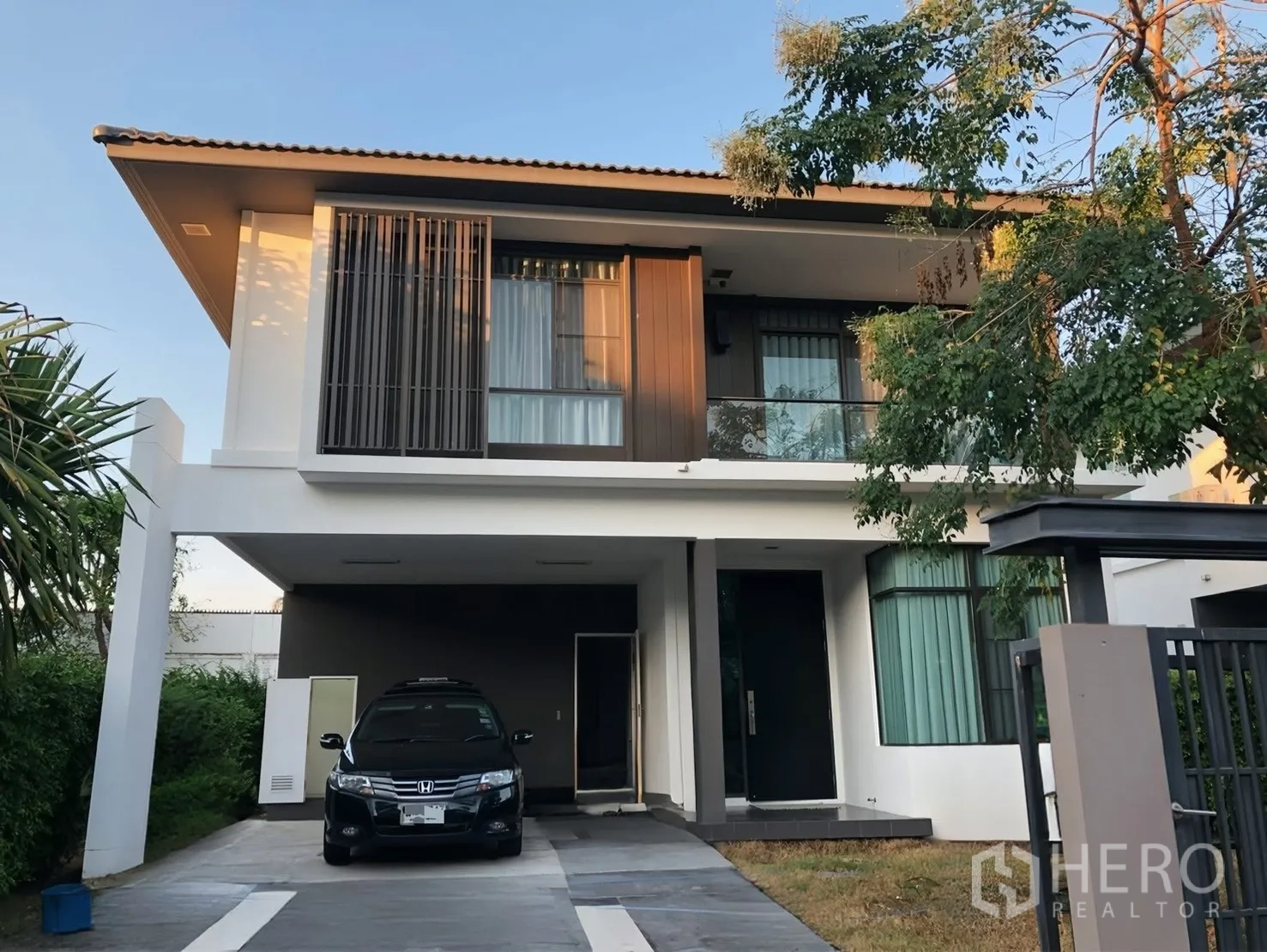 Detached House for rent in Prawet, Bangkok - Two-storey modern detached house with covered carport, balcony and driveway.
