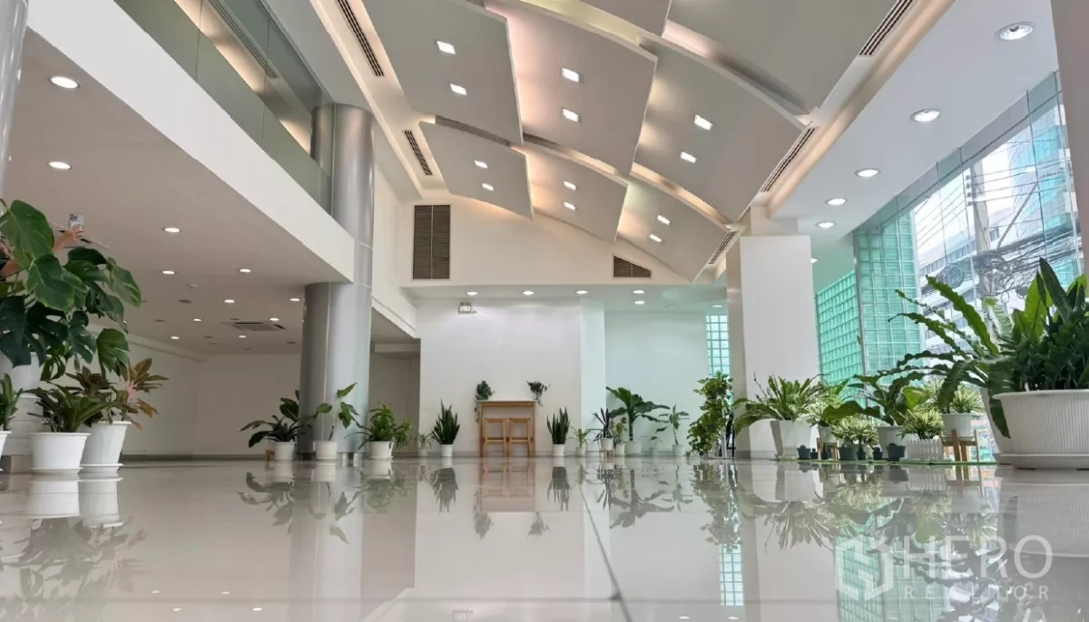 Retail Space for rent in Huai Khwang, Bangkok - Open retail space featuring curved ceiling panels, recessed lighting and large windows with abundant natural light.