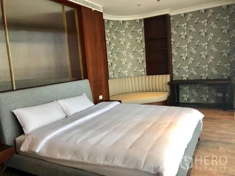 公寓 出租在Pathum Wan, Bangkok - 客厅设组合沙发与推拉玻璃门通往阳台