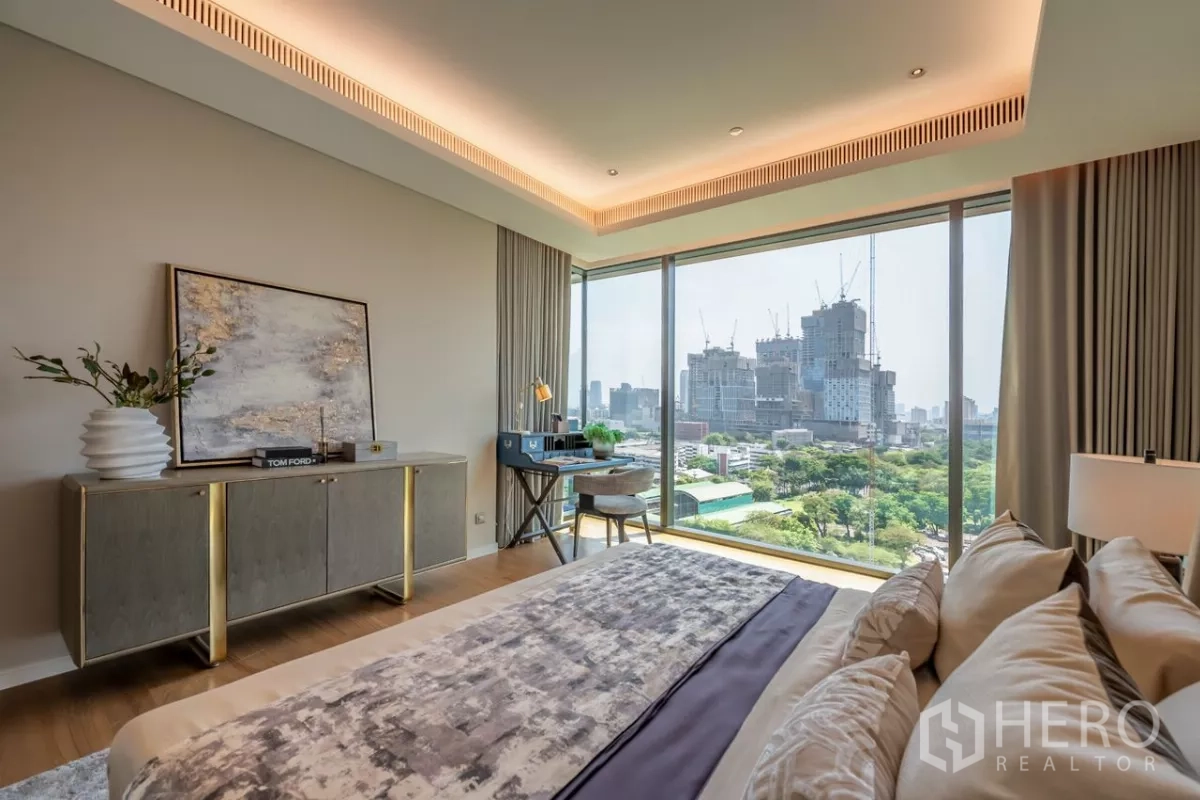 公寓 出租或出售在Pathum Wan, Bangkok - 卧室书桌与宽阔公园景、城市景。