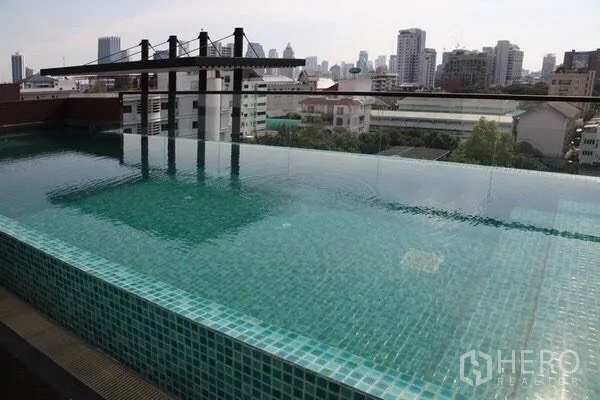 公寓 出租或出售在Pathum Wan, Bangkok - 屋顶无边际泳池，享城市天际线全景。