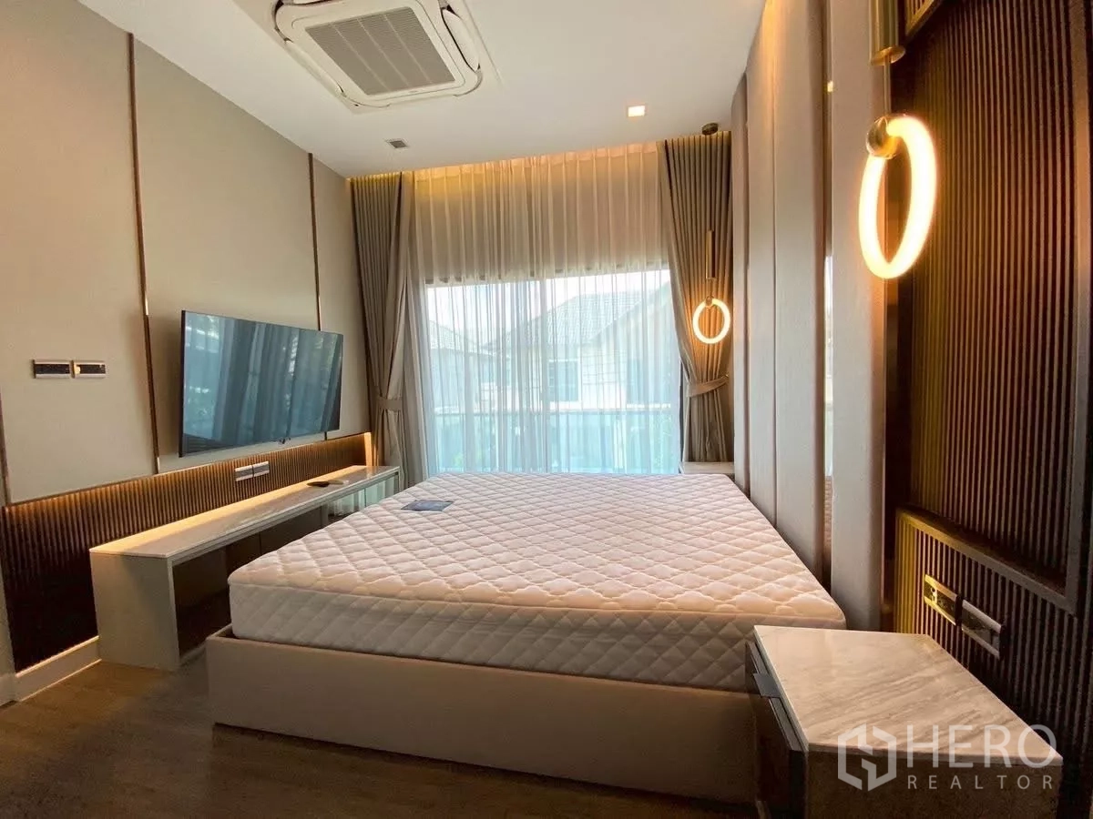 บ้าน ให้เช่าในBang Phli, Samut Prakan - ห้องนอนมาสเตอร์ เตียงคิง ทีวีติดผนัง ไฟแขวนทรงวงกลม และหน้าต่างสูงจรดเพดาน