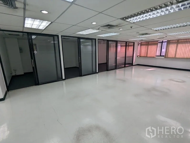 办公空间 出租或出售在Ratchathewi, Bangkok - 开放办公区，正对多间玻璃会议室，灯光充足并设有窗户。