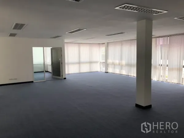 带办公室的家 出租在Huai Khwang, Bangkok - 宽敞的地毯办公区，带窗户、百叶和玻璃门会议室。