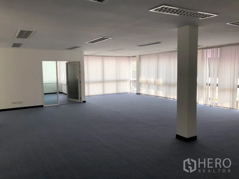 带办公室的家 出租在Huai Khwang, Bangkok - 宽敞的地毯办公区，带窗户、百叶和玻璃门会议室。