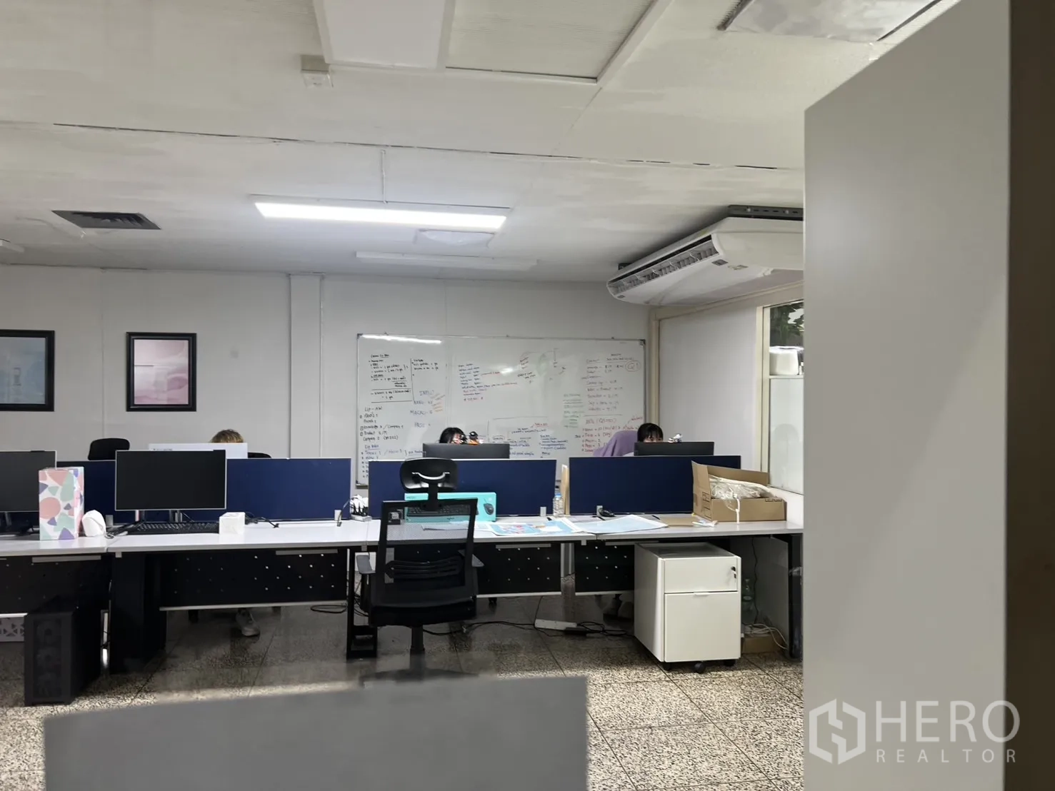 店屋 出租 - 现代开放式办公室，长排工位、白板与分体空调。