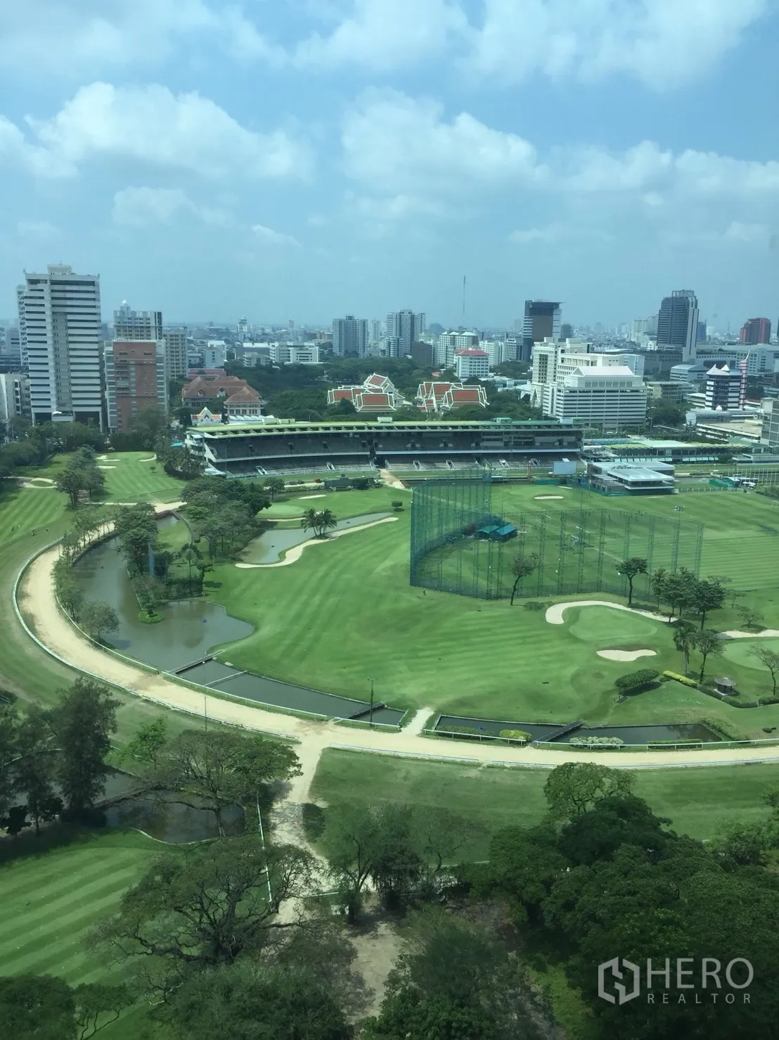 คอนโด ให้เช่าในPathum Wan, Bangkok - วิวชั้นสูงของสนามกอล์ฟและสกายไลน์กรุงเทพฯ ย่านราชดำริจากคอนโด