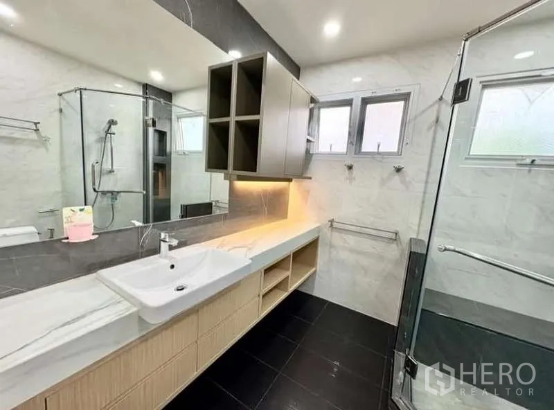 บ้าน ให้เช่าในPhasi Charoen, Bangkok - เคาน์เตอร์อ่างล้างหน้ายาว กระจกบานใหญ่และไฟซ่อนไว้ใต้ตู้