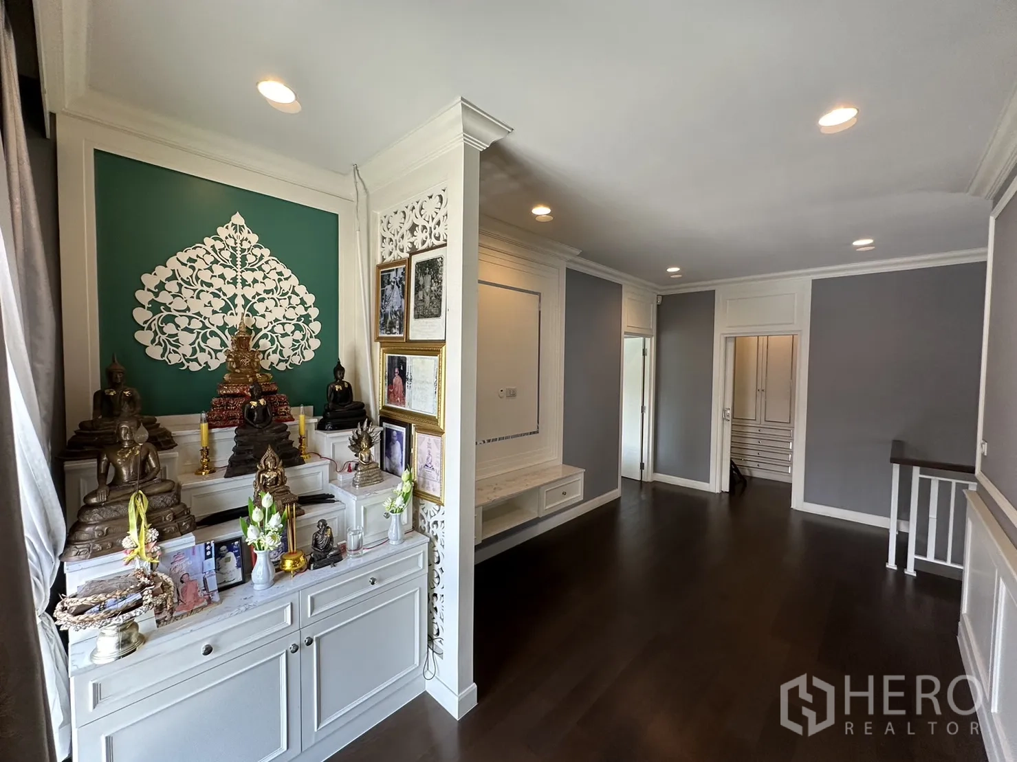 Detached House for rent or sale in Lam Luk Ka, Pathum Thani - Decorative display alcove with built-in cabinetry in the upstairs hall.