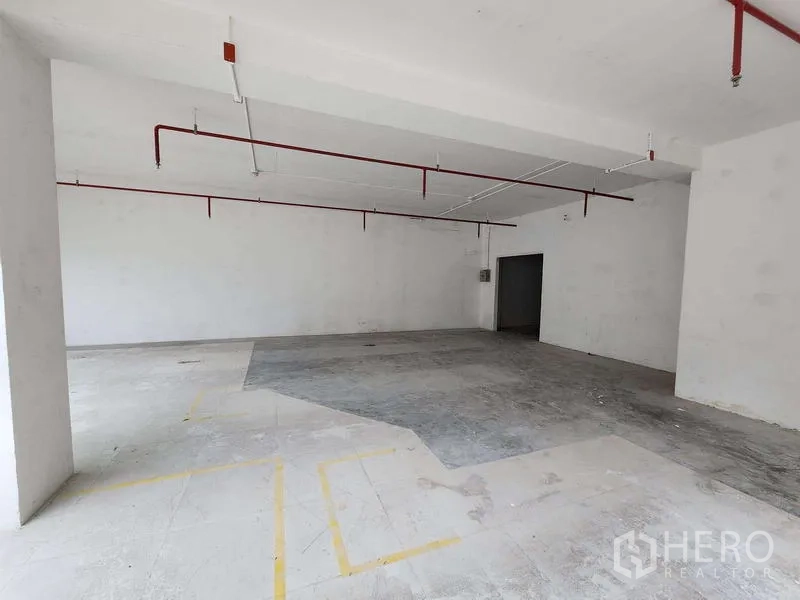 零售空间 出租在Sathon, Bangkok - 后勤区域毛坯状态，地面标线与消防喷淋可见。
