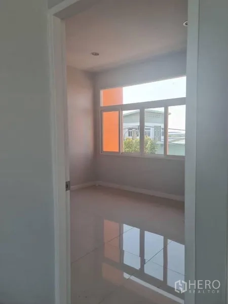 工厂 出租或出售在Lam Luk Ka, Pathum Thani - 紧凑办公室，落地窗外为橙色装饰面。