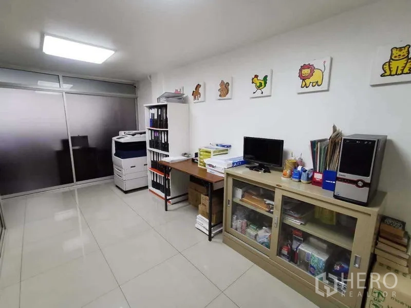 สำนักงาน ให้เช่าในHuai Khwang, Bangkok - ห้องเก็บของและงานพิมพ์ มีประตูกระจกฝ้า ตู้เก็บเอกสาร และอุปกรณ์สำนักงาน.