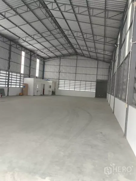 货栈 出租在Huai Khwang, Bangkok - 开阔仓库地面，约8米高钢架屋顶，设有小型办公室与卫生间。