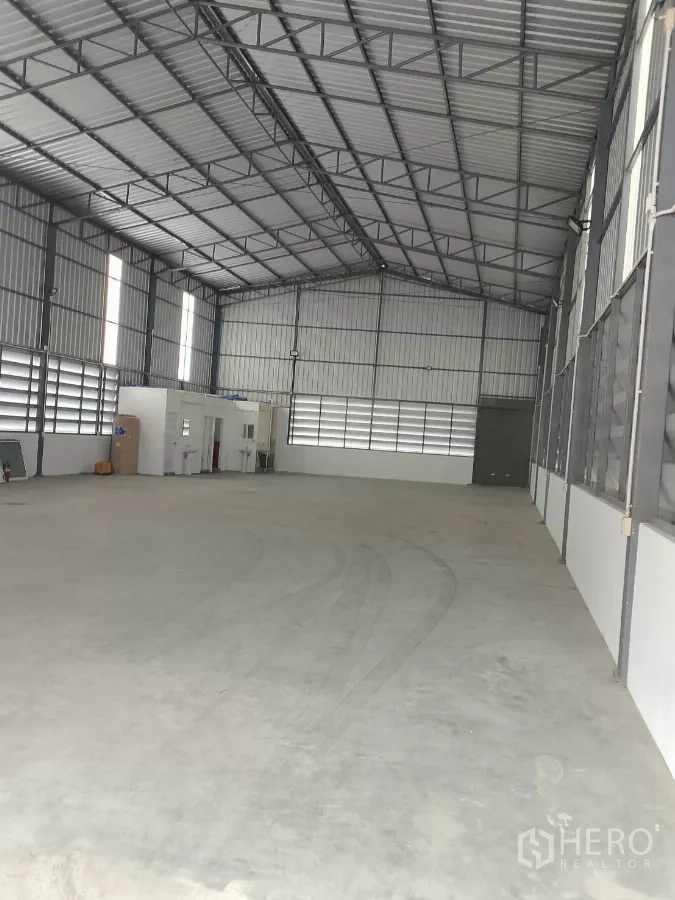 货栈 出租在Huai Khwang, Bangkok - 开阔仓库地面，约8米高钢架屋顶，设有小型办公室与卫生间。