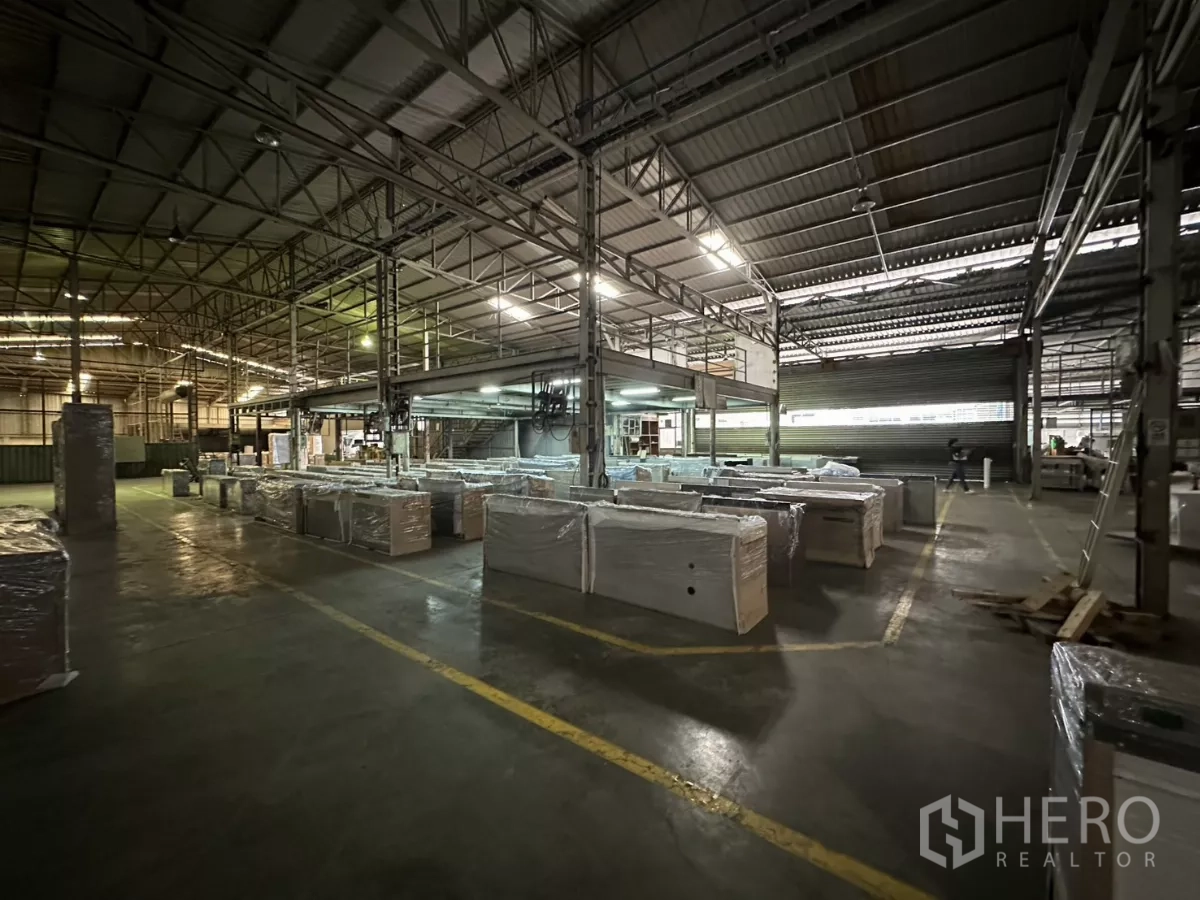 Warehouse for rent in Yan Nawa, Bangkok - Loading zone facing large roller shutters and ventilated walls.
