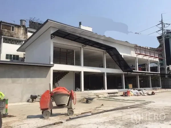 คลังสินค้า ให้เช่าในBang Kapi, Bangkok - มุมเอียงของโกดังสมัยใหม่พร้อมบันได หลังคากันสาด และลานด้านหน้ากว้างสำหรับรถบรรทุก