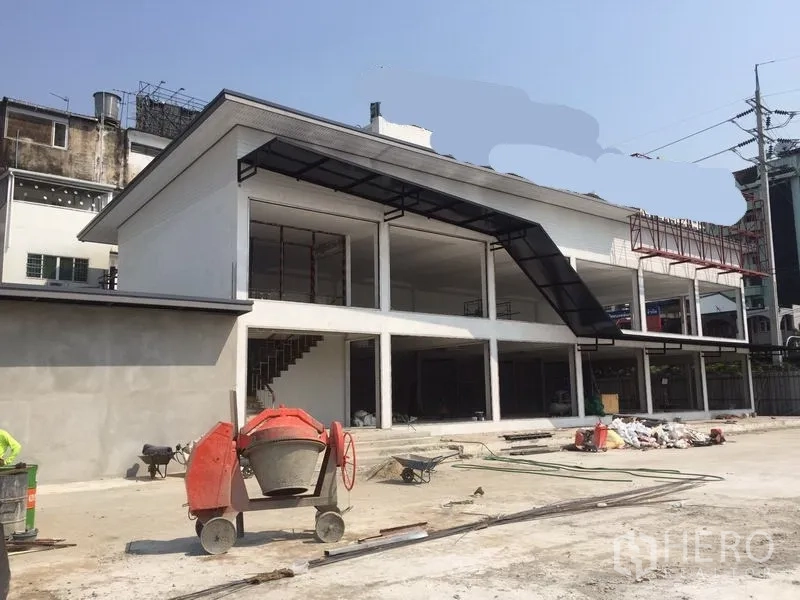 คลังสินค้า ให้เช่าในBang Kapi, Bangkok - มุมเอียงของโกดังสมัยใหม่พร้อมบันได หลังคากันสาด และลานด้านหน้ากว้างสำหรับรถบรรทุก