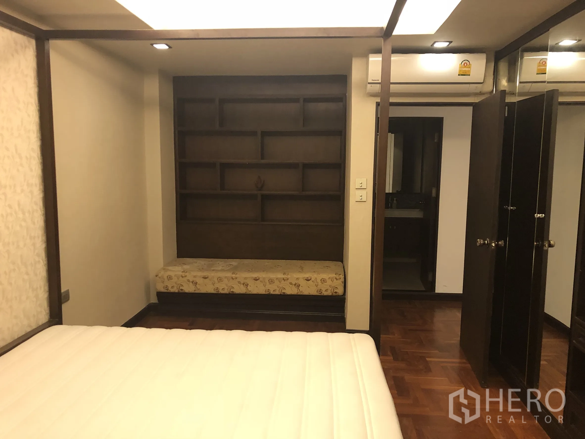 คอนโด ให้เช่าในSathon, Bangkok - ห้องนอนพร้อมชั้นวางบิลท์อิน เบาะนั่งริมผนัง ตู้เสื้อผ้า และทางเข้าห้องน้ำในตัว