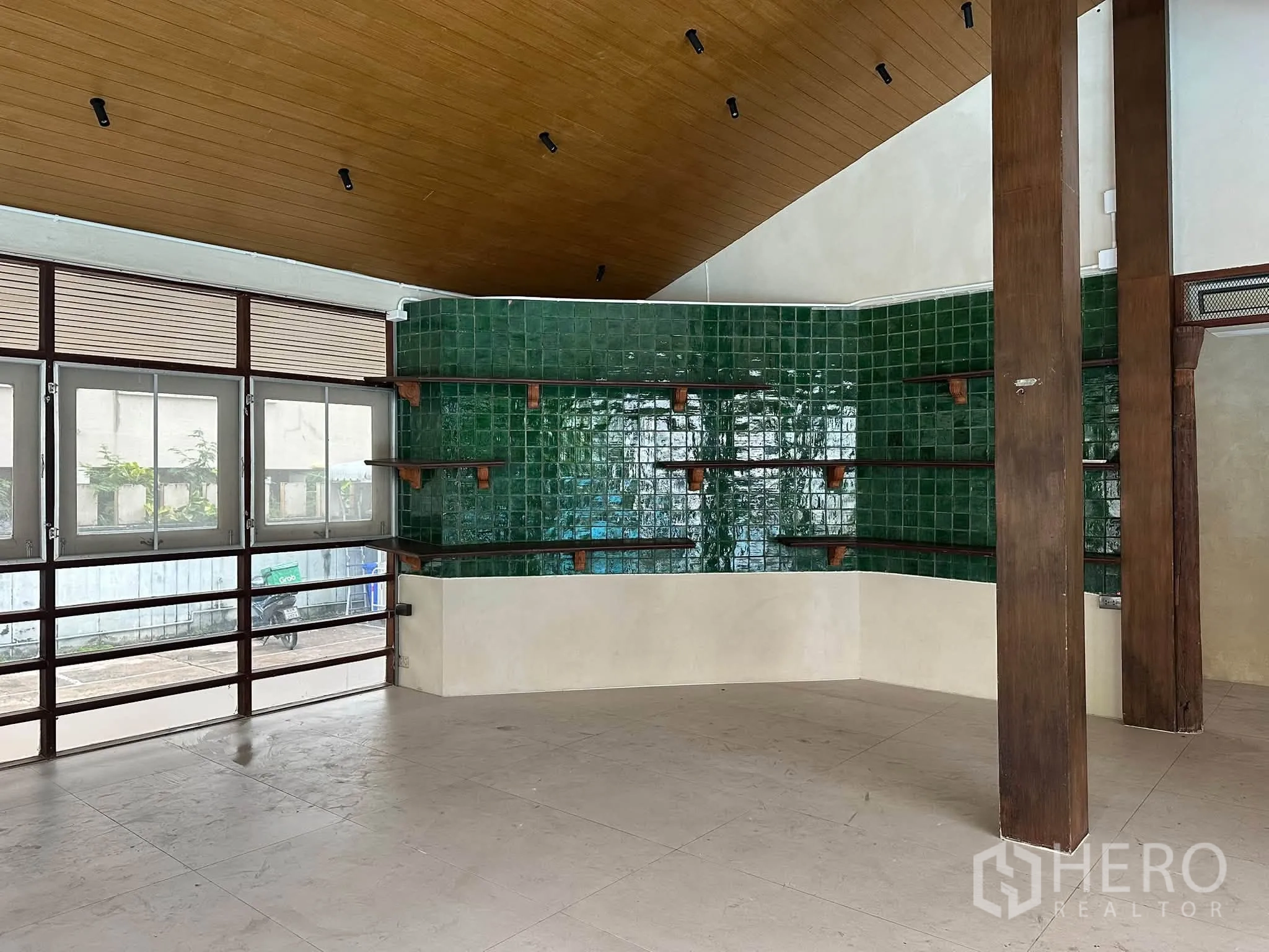 พื้นที่ขายของ for rent in Khlong Toei, Bangkok - มุมแสดงสินค้าผนังกระเบื้องสีเขียวเงาพร้อมชั้นไม้