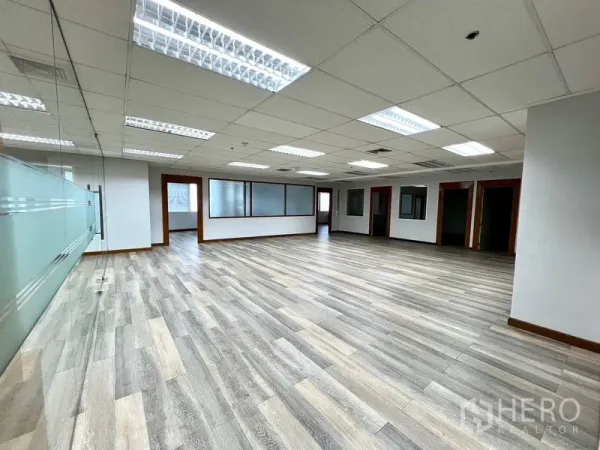 办公空间 出租在Watthana, Bangkok - 大面积办公室，木纹地板、格栅灯和多间独立房间