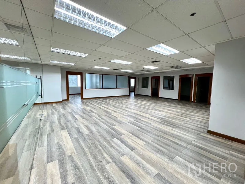 办公空间 出租在Watthana, Bangkok - 大面积办公室，木纹地板、格栅灯和多间独立房间