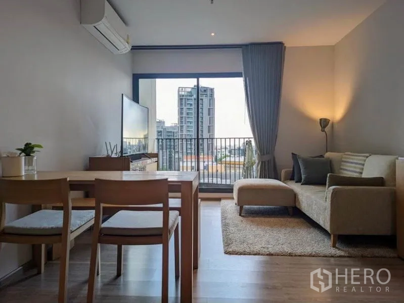 公寓 出租在Watthana, Bangkok - 采光充足的客餐厅，带阳台与城市景观，曼谷瓦他那区公寓。