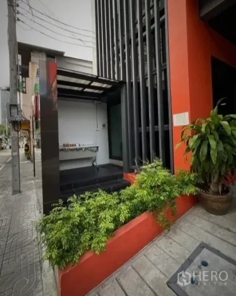 店屋 出租或出售在Khlong Toei, Bangkok - 临街入口，带绿化花槽、竖向百叶与雨棚。