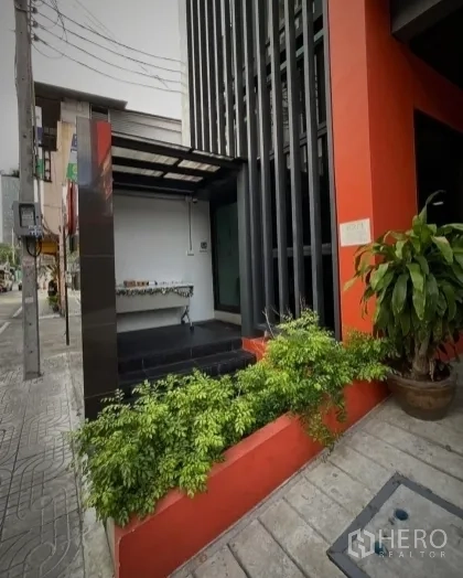 店屋 出租或出售在Khlong Toei, Bangkok - 临街入口，带绿化花槽、竖向百叶与雨棚。