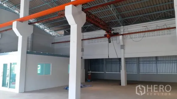 โรงงาน ให้เช่าในKrathum Baen, Samut Sakhon - ฮอลล์โรงงานมีคานรอกโอเวอร์เฮด เสาตอม่อสูง และอาคารออฟฟิศติดกัน