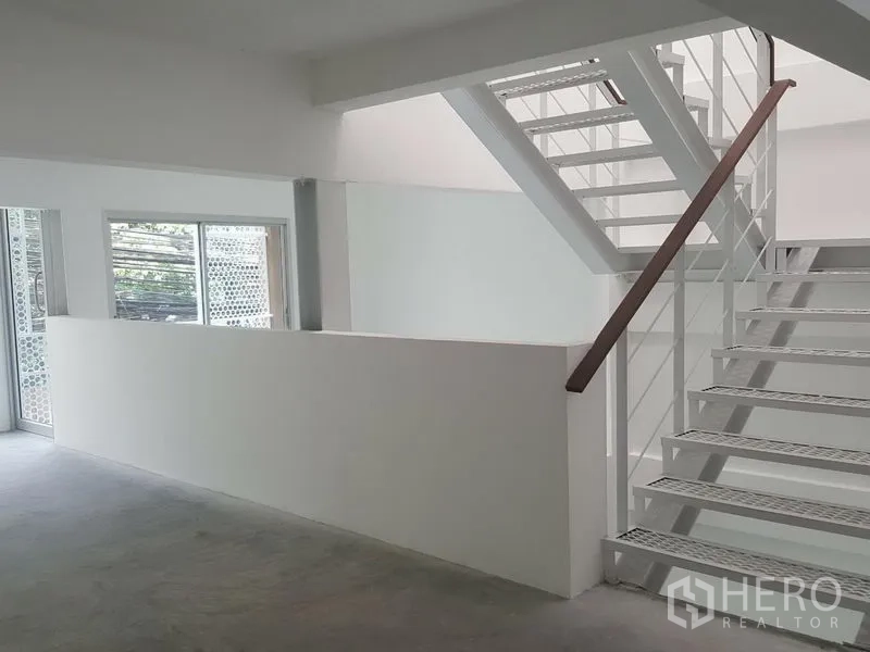 带办公室的家 出租在Khlong Toei, Bangkok - 金属楼梯与木扶手特写，室内光线充足。