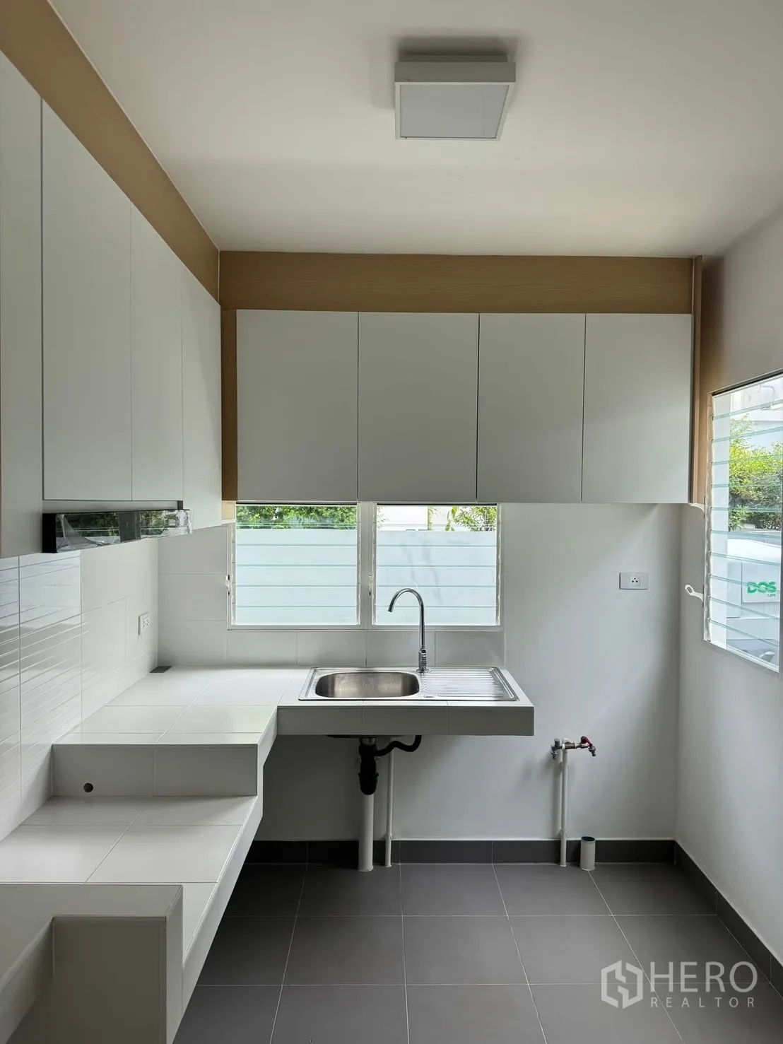 Detached House for rent in Bang Phli, Samut Prakan - Clean kitchen with built-in counters, overhead cabinets, and stainless sink.