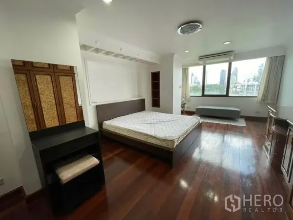 คอนโด ให้เช่าในWatthana, Bangkok - ห้องนอนหลักขนาดใหญ่ พื้นไม้ หน้าต่างบานกว้าง มองเห็นวิวเมือง และตู้เก็บของบิลท์อิน