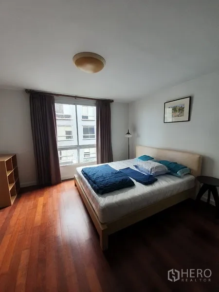 公寓 出租在Yan Nawa, Bangkok - 主卧室带大窗与窗帘，木地板，两卧公寓一景