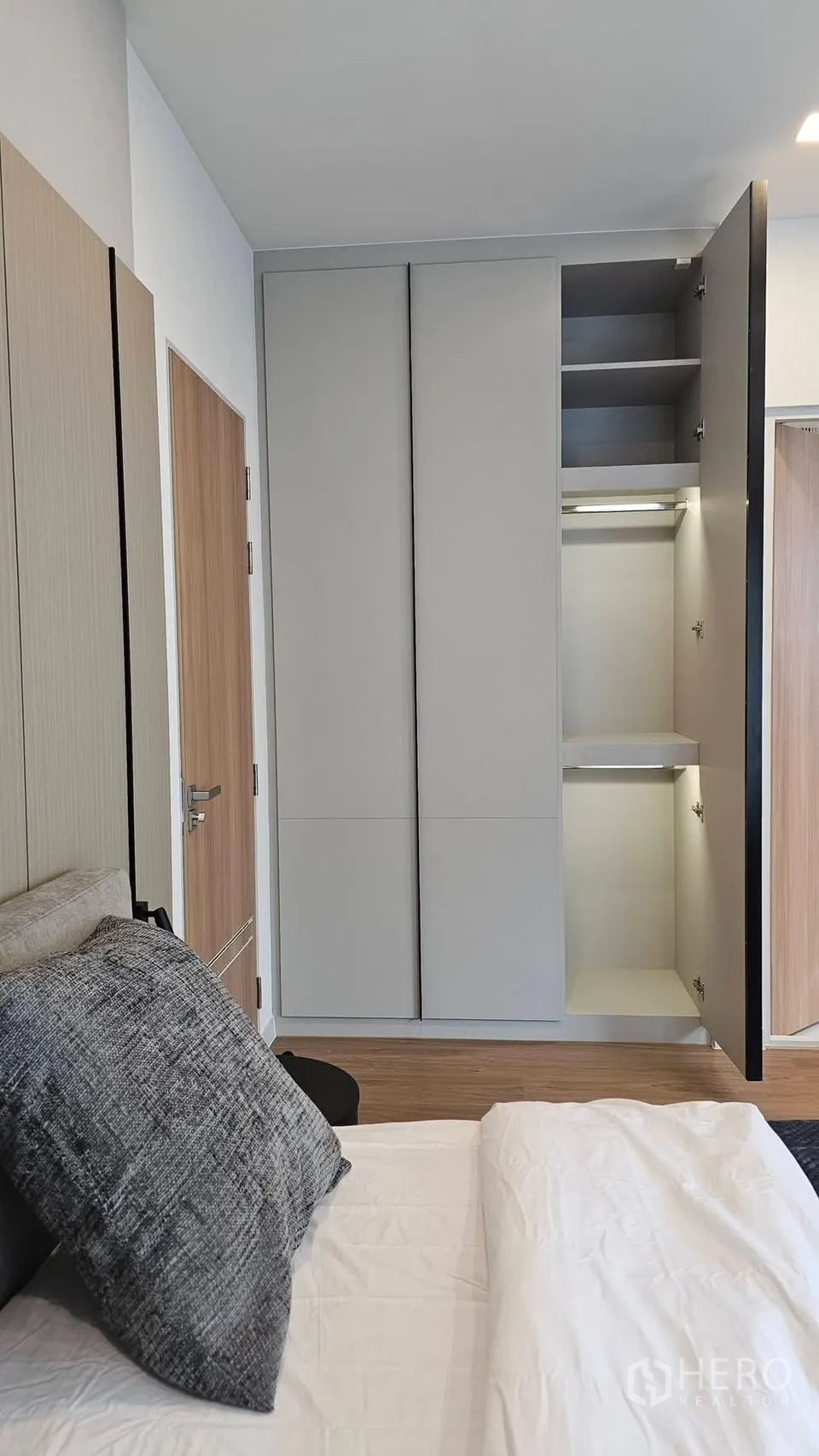 独栋房屋 for rent in Bang Phli, Samut Prakan - 卧室配床与大型嵌入式衣柜及开放格架。
