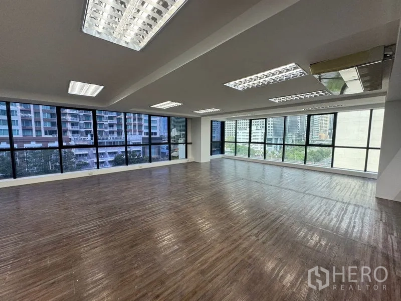办公空间 出租在Sathon, Bangkok - 拐角办公室，落地玻璃带来全景城市景观。