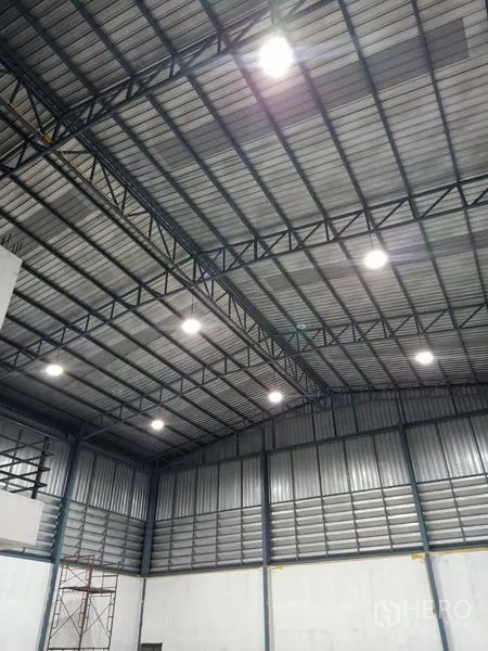 Warehouse for rent in Bang Phli, Samut Prakan - High-bay steel roof with bright LED lighting and ventilation panels.
