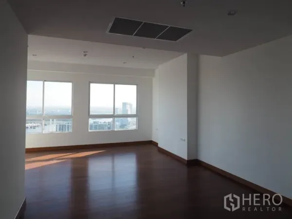公寓 出租或出售在Yan Nawa, Bangkok - 转角卧室，木地板，享宽阔城市景观。