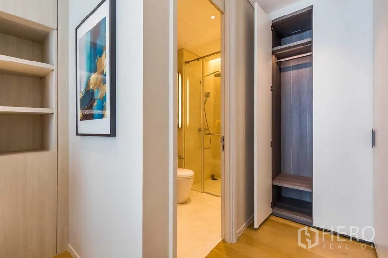 Condominium for sale in Pathum Wan, Bangkok - Bright secondary bathroom with glass shower, vanity and toilet