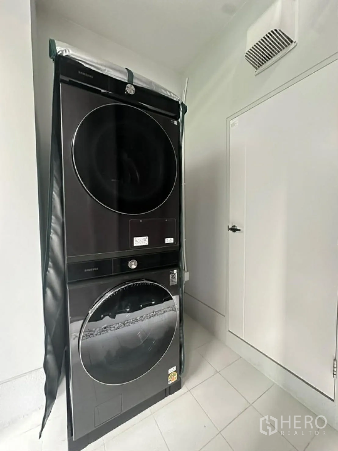 独栋房屋 for rent in Bang Phli, Samut Prakan - 紧凑洗衣区内叠放式前开门洗衣机与烘干机。