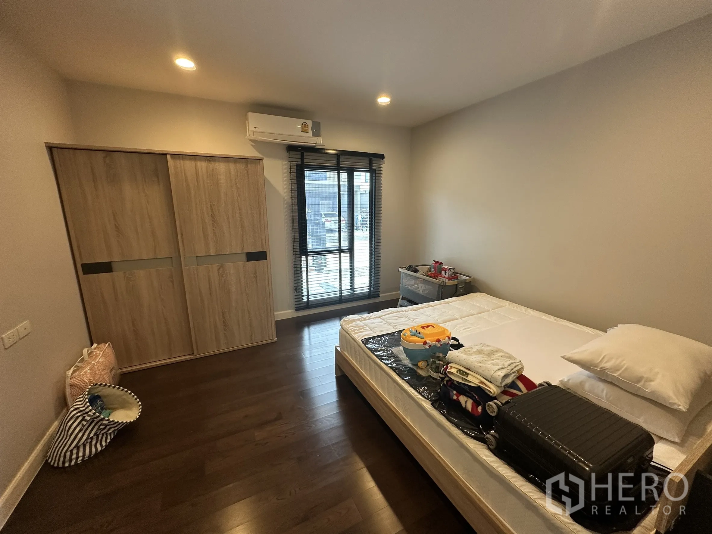 Detached House for rent in Lam Luk Ka, Pathum Thani - Bedroom with sliding wardrobe and window blinds.