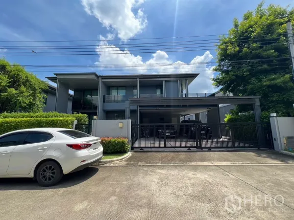 独立式住宅 出租或出售在Bang Kapi, Bangkok - 现代两层独栋别墅，带电动大门与车道，正面外观，蓝天之下
