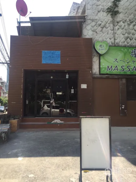พื้นที่ขายปลีก ให้เช่าในWatthana, Bangkok - หน้าร้านพื้นที่เชิงพาณิชย์ติดถนน โทนสีน้ำตาล ประตูกระจกคู่ มีขั้นบันไดและป้ายว่าง