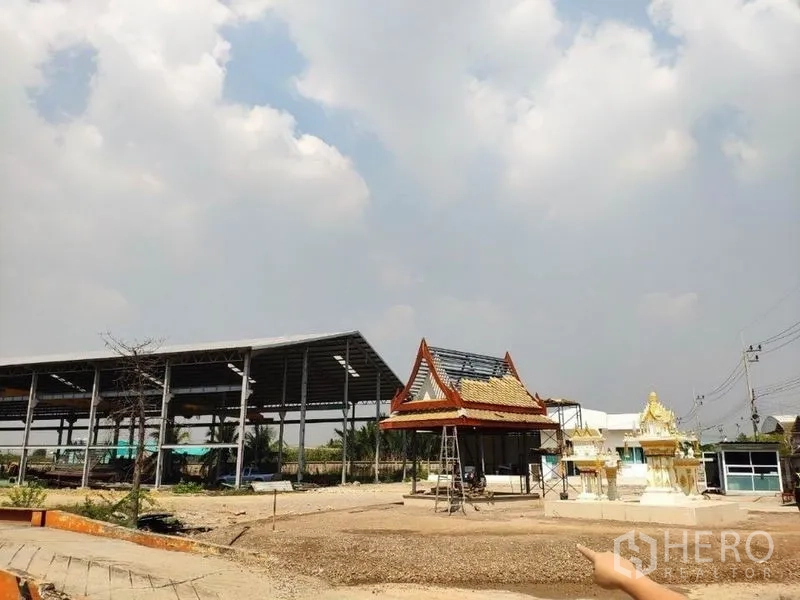 โรงงาน ให้เช่าในSamut Sakhon - ลานโรงงานกว้างพร้อมหลังคาโครงเหล็กและศาลาทรงไทย บางกระเจ้า สมุทรสาคร