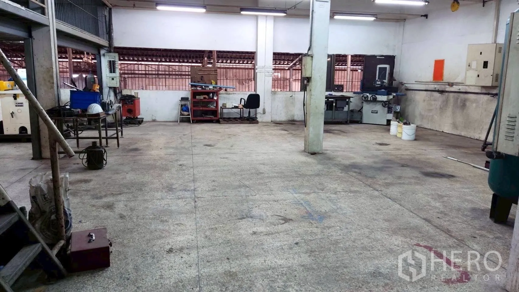 โรงงาน for sale in Lat Krabang, Bangkok - พื้นที่ทำงานอุตสาหกรรมมีเสา เครื่องมือ และเครื่องจักรตามผนัง