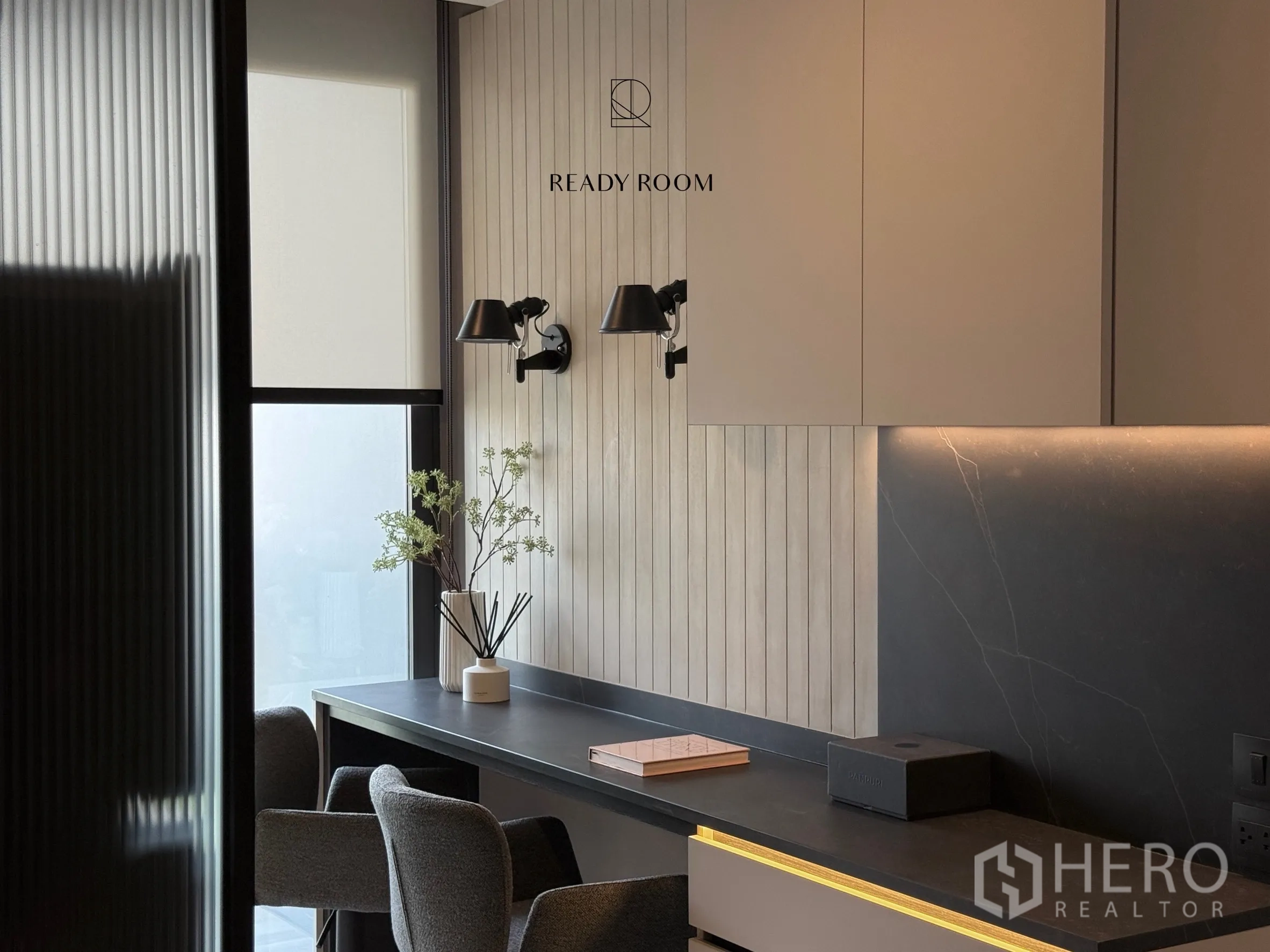 คอนโด for rent in Khlong Toei, Bangkok - โต๊ะยาวบิวท์อินติดโคมไฟผนัง ใกล้หน้าต่างและตู้เก็บของเหนือศีรษะ.