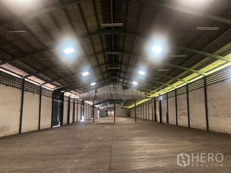 Warehouse for rent in Bang Pa-in, Phra Nakhon Si Ayutthaya - Long warehouse nave with high-bay lighting and durable concrete floor.