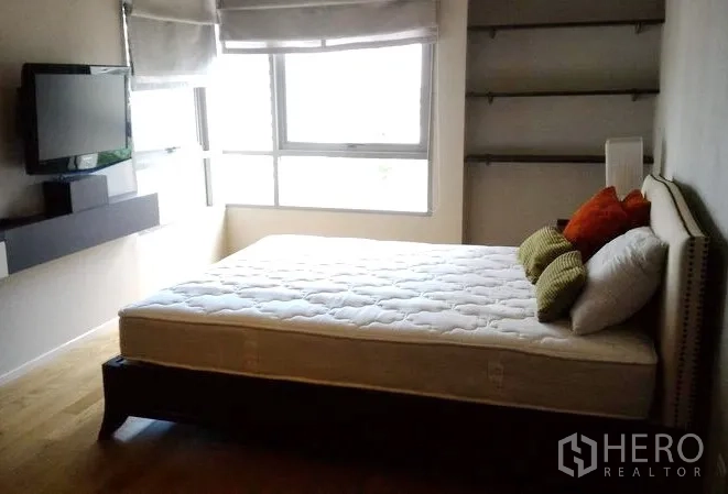คอนโด ให้เช่าในWatthana, Bangkok - ห้องนอนพร้อมทีวีติดผนัง ชั้นวางของ และหน้าต่างบานใหญ่