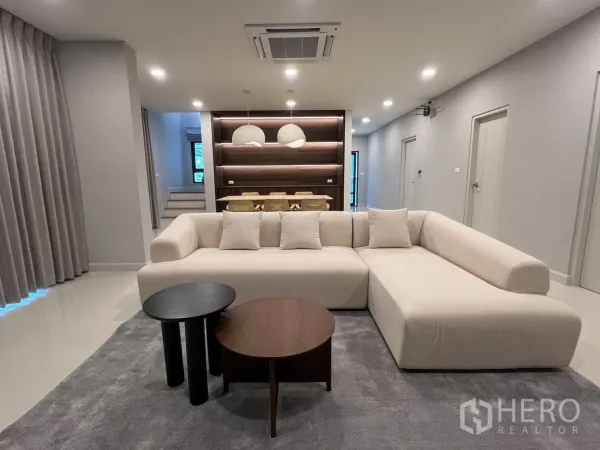 บ้าน ให้เช่าในBang Phli, Samut Prakan - ห้องนั่งเล่นกว้าง โซฟาตัวแอล โต๊ะกาแฟ และไฟดาวน์ไลท์